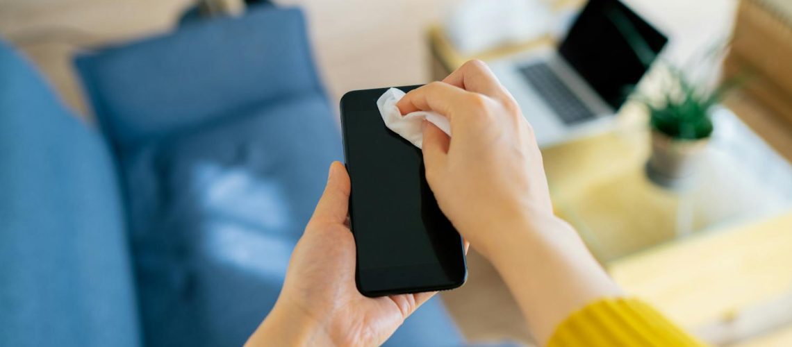 Téléphone, sac à main, éponge… comment se protéger des bactéries ?