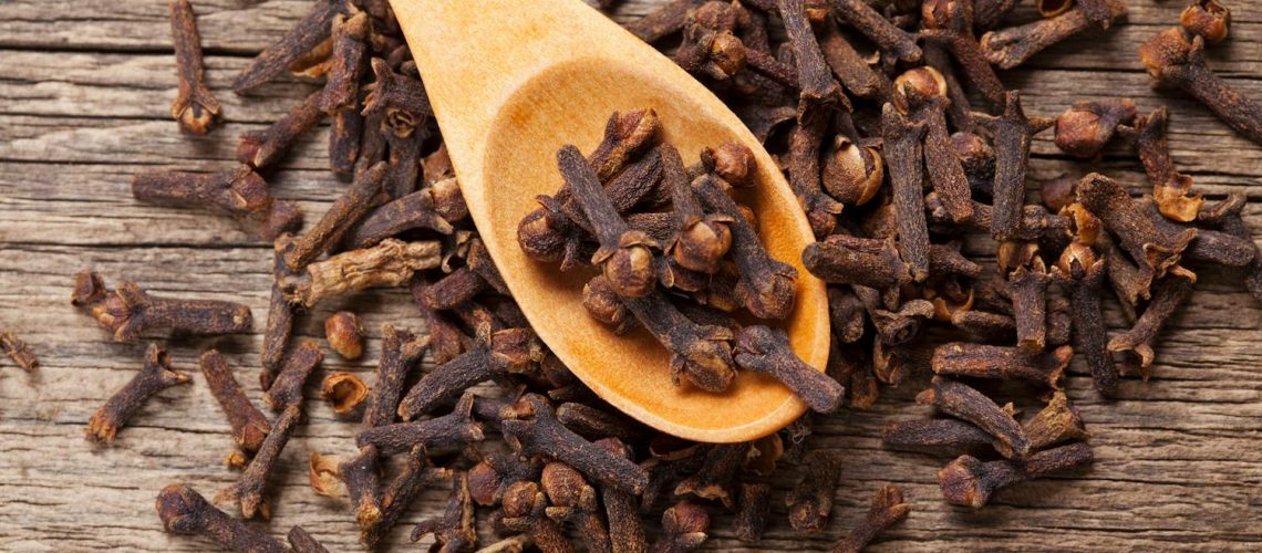 Mauvaise haleine : faut-il miser sur le clou de girofle ?