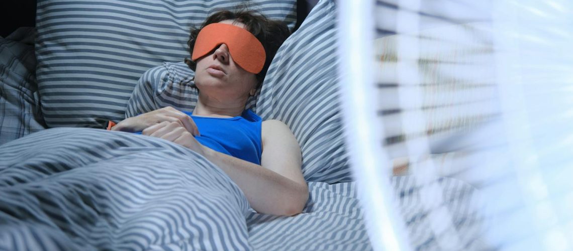 Canicule : est-ce une bonne idée de dormir dans des draps mouillés ?